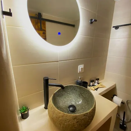 Babatseratsi Skyrian 1 Aparthotel 3*