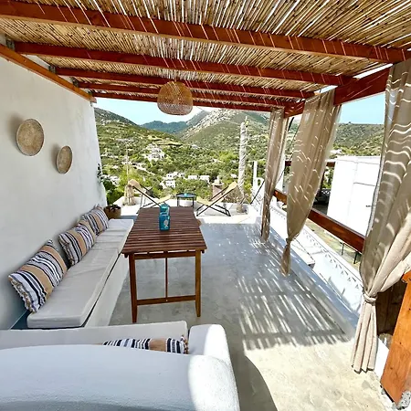 Babatseratsi Skyrian 1 Aparthotel 3*